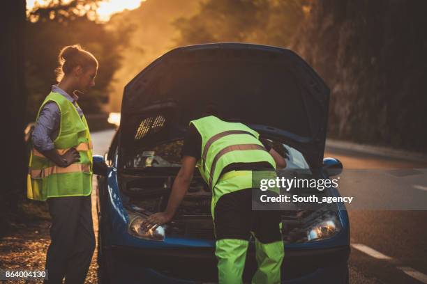 ayudarán en el camino - borde de la carretera fotografías e imágenes de stock