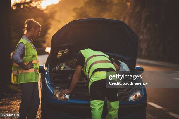 help on the road - roadside assistance stock pictures, royalty-free photos & images