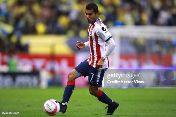 Orbelin Pineda of Chivas drives the ball during the 10th round match between America and Chivas as part of the Torneo Apertura 2017 Liga MX at Azteca...