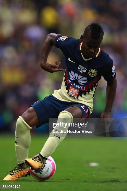 Darwin Quintero of America drives the ball during the 10th round match between America and Chivas as part of the Torneo Apertura 2017 Liga MX at...