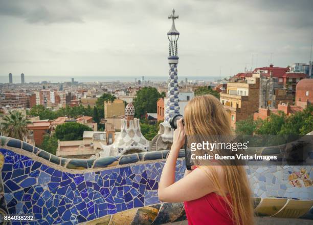 barcelona, young woman at parc guell, - free mosaic patterns photos et images de collection