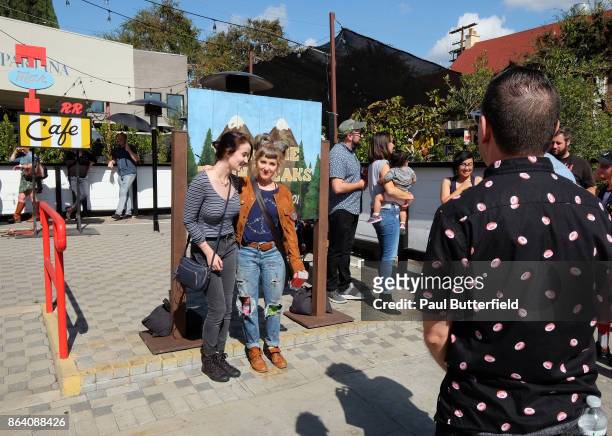 Actor Kimmy Robertson poses with fans outside at Showtime's "Twin Peaks" Double R Diner Pop-Up on Melrose Avenue on October 20, 2017 in Los Angeles,...