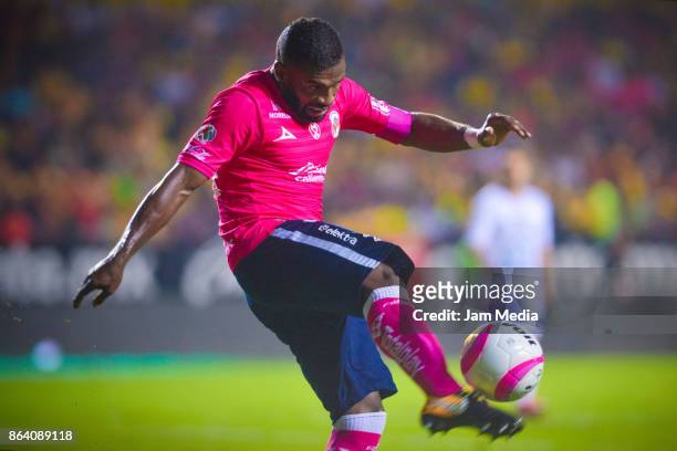 Gabriel Achilier of Morelia controls the ball during the 14th round match between Morelia and Leon as part of the Torneo Apertura 2017 Liga MX at...