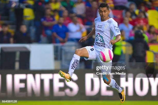 Elias Hernandez of Leon in action during the 14th round match between Morelia and Leon as part of the Torneo Apertura 2017 Liga MX at Morelos Stadium...