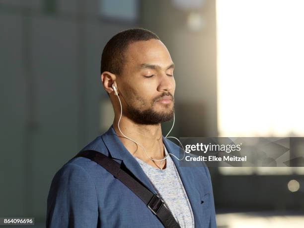 business on the go - aparelho eletrónico de escuta imagens e fotografias de stock