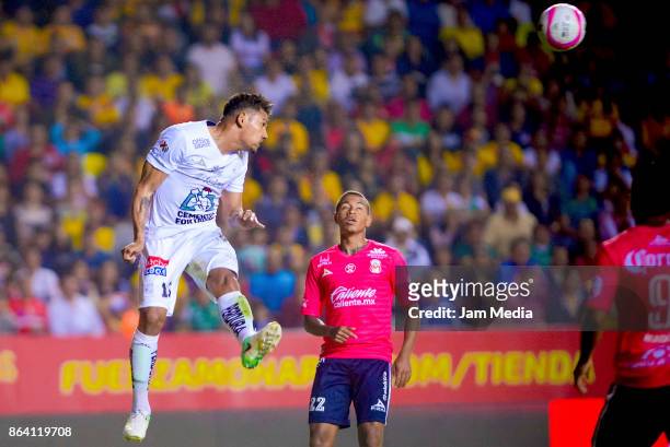 Alexander Mejia of Leon jumps to head the ball during the 14th round match between Morelia and Leon as part of the Torneo Apertura 2017 Liga MX at...