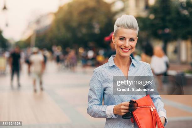 mooie elegante midden leeftijd vrouw - wit haar stockfoto's en -beelden