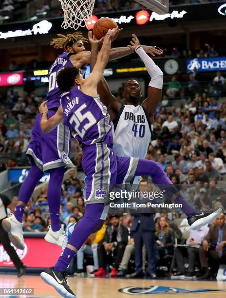 Harrison Barnes of the Dallas Mavericks drives to the basket against Willie Cauley-Stein of the Sacramento Kings and Justin Jackson of the Sacramento...