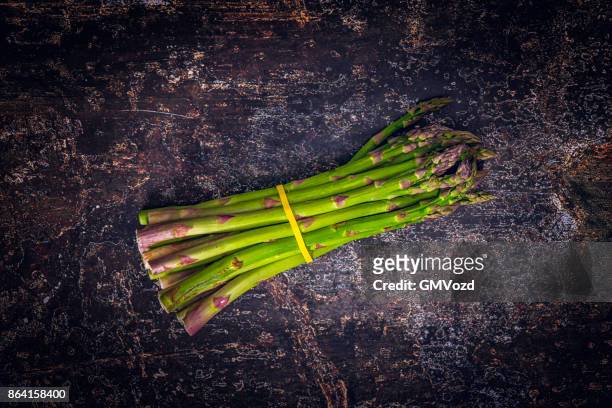 asperges vertes organiques fraîches - asparagus des fleuristes photos et images de collection