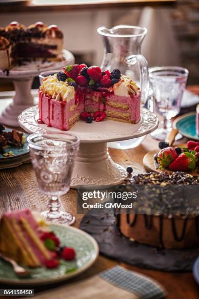 variant av berry layer cake, chokladkaka och schwarzwald tårta - gateaux bildbanksfoton och bilder