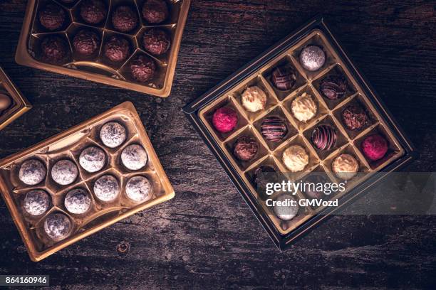 feinste schokolade trüffel pralinen - pralinen stock-fotos und bilder