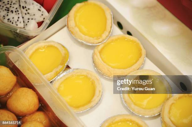 freshly baked tarts, macao tart, portuguese egg tart. - golden egg restaurant fotografías e imágenes de stock