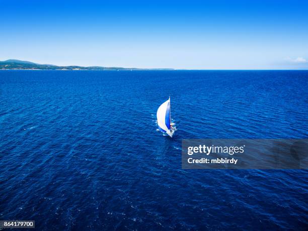 zeilen met de zeilboot, uitzicht vanaf drone - spinnaker stockfoto's en -beelden