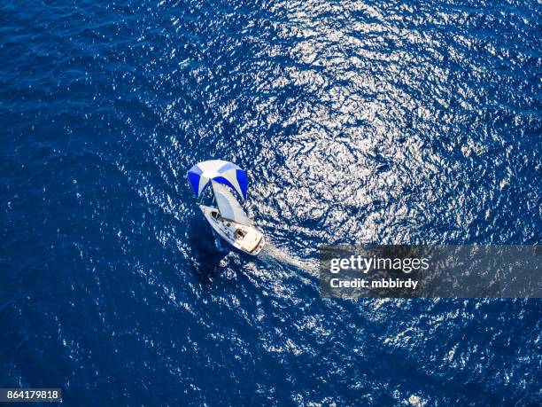 zeilen met de zeilboot, uitzicht vanaf drone - spinnaker stockfoto's en -beelden