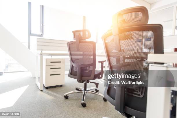 empty office - leerer schreibtisch stock-fotos und bilder