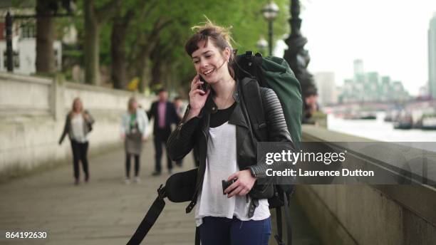 backpacken rivier van de stad - sabbatical stockfoto's en -beelden