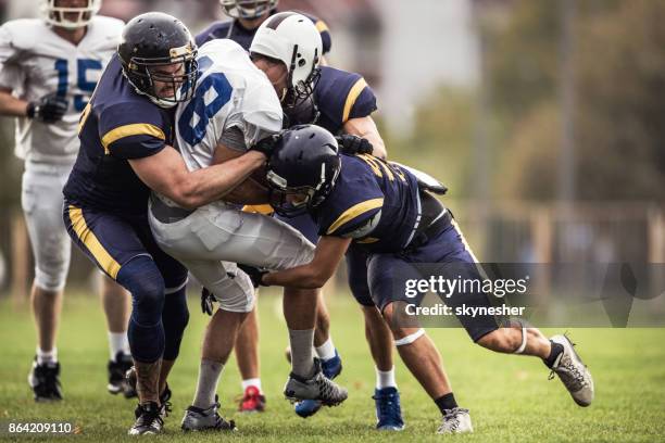 blokkeren van een aanvallende speler op american football wedstrijd! - first down american football stockfoto's en -beelden