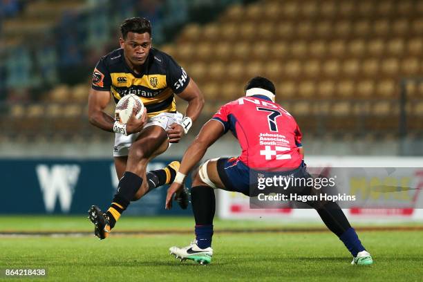 Seta Tamanivalu of Taranaki runs at Pete Samu of Tasman during the Mitre 10 Cup Semi Final match between Taranaki and Tasman at Yarrow Stadium on...