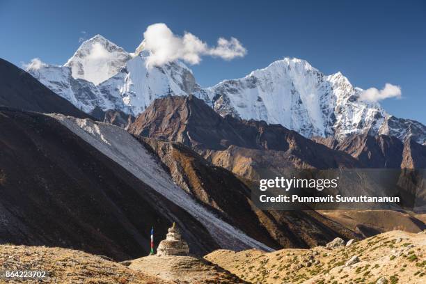 old stupa in front of kangtega and thamserku mountain peak, dingboche village, nepal - kangtega foto e immagini stock