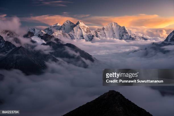 himalaya mountains landscape from kalapattar view point at sunset, everest region, nepal - kangtega foto e immagini stock