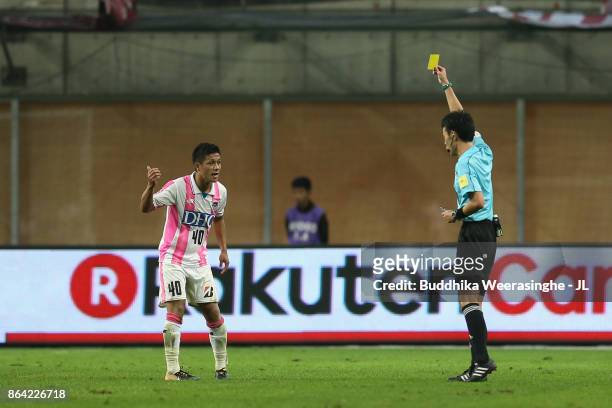 Yuji Ono of Sagan Tosu is shown a yellow card by referee Atsushi Kamimura during the J.League J1 match between Vissel Kobe and Sagan Tosu at Noevir...