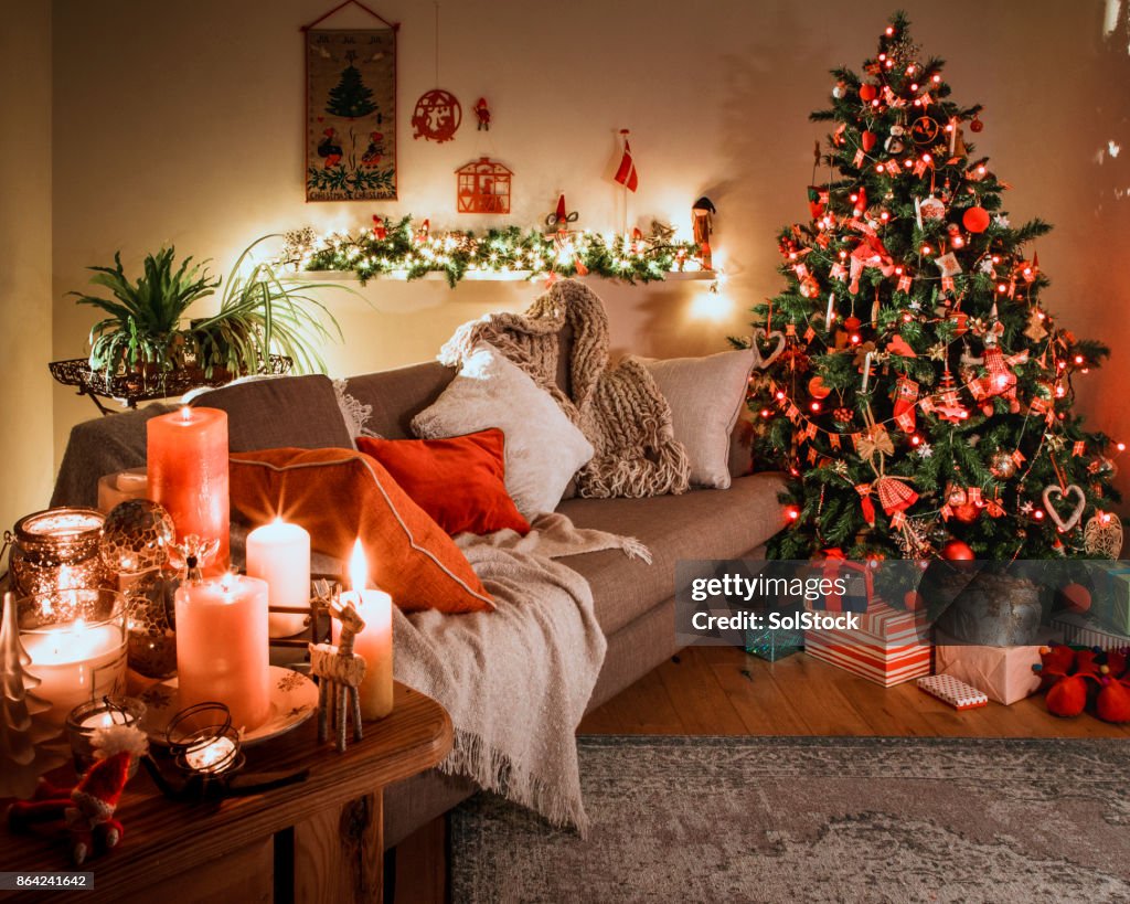 Árbol de Navidad danés con decoraciones tradicionales