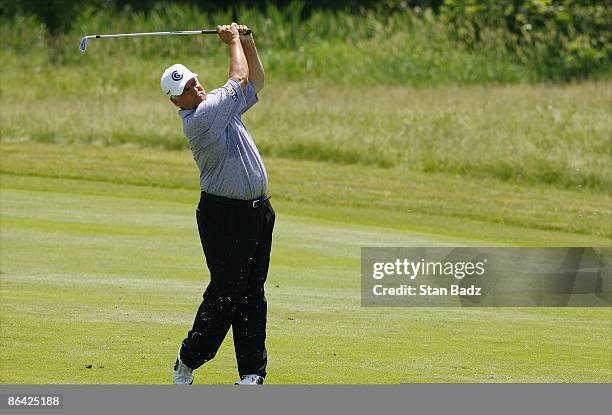 Scott Simpson competes in second round of the Allianz Championship held at Glen Oaks Country Club in West Des Moines, IA, on June 3, 2006.