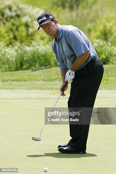 Bob Gilder competes in second round of the Allianz Championship held at Glen Oaks Country Club in West Des Moines, IA, on June 3, 2006.