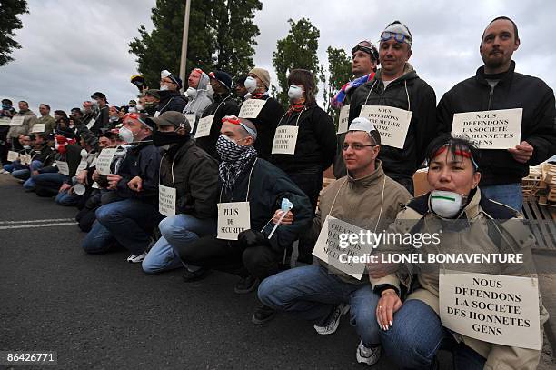 Protesting prison guards blocking the entrance of the Fleury-Merogis prison, a Paris suburb, face anti-riot police late on May 5, 2009 on the second...