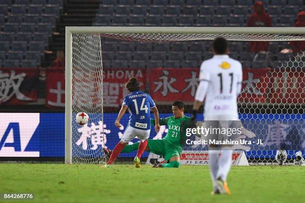 Jun Amano of Yokohama F.Marinos scores his side's second goal during during the J.League J1 match between Yokohama F.Marinos and Kashima Antlers at...