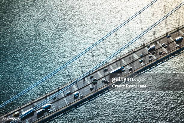 luftaufnahme des verkehrs auf george washington bridge in new york - george washington brücke stock-fotos und bilder