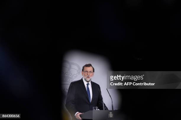 Spanish Prime Minister Mariano Rajoy gives a press conference after a crisis cabinet meeting at the Moncloa Palace on October 21, 2017 in Madrid....