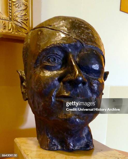 Bust of Israeli politician Moshe Dayan, by Levi Shochat 1973. Moshe Dayan was an Israeli military leader and politician. Chief of staff of the Israel...