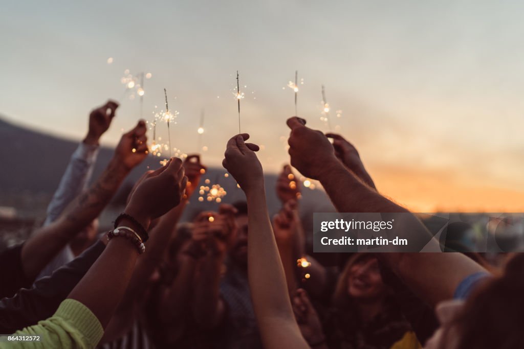 Freunden feiern Silvester auf dem Dach