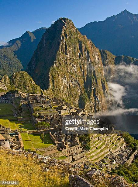 morning at the machu picchu - machu picchu fotografías e imágenes de stock