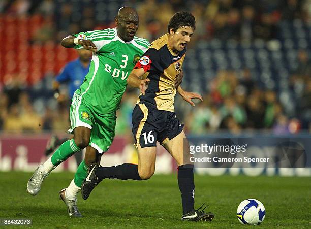 Jason Hoffman of the Jets contests the ball with Paul Modibo William of Guoan during the AFC Champions League Group match between the Newcastle Jets...