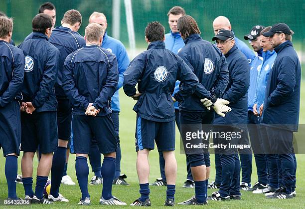Head coach, manager and sports director Felix Magath attends a training session after a VfL Wolfsburg press conference on May 6, 2009 in Wolfsburg,...