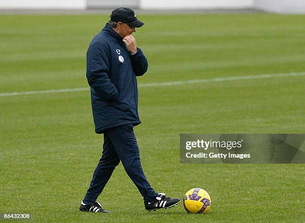 Head coach, manager and sports director Felix Magath attends a training session after a VfL Wolfsburg press conference on May 6, 2009 in Wolfsburg,...