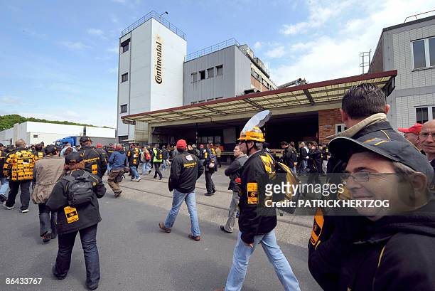 Entre 300 à 400 employés de l'usine Continental de Clairoix occupent le site Continental de Sarreguemines, le 06 mai 2009, après y avoir pénétré par...