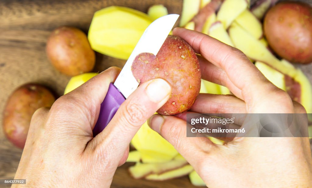 Pelling potatoes at home