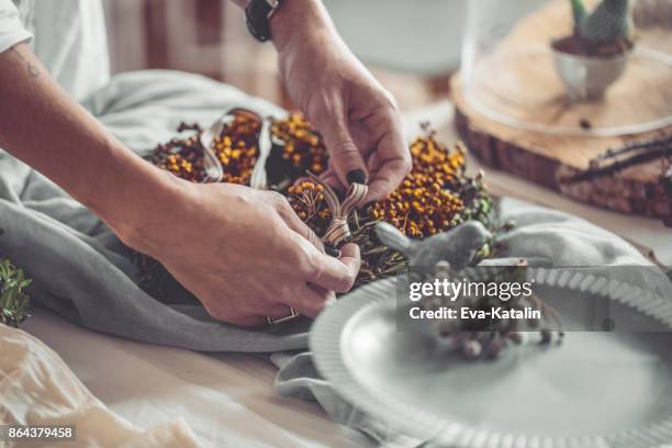 making a christmas wreath - table setting design scandinavian stock pictures, royalty-free photos & images