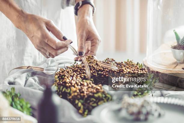 het maken van een kroon van kerstmis - table setting design scandinavian stockfoto's en -beelden