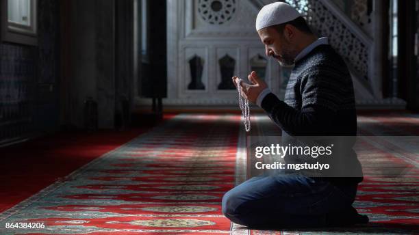 muslime beten in der moschee - gebetskette stock-fotos und bilder