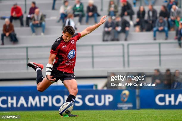 Toulon's French fly-half Francois Trinh-Duc warms up prior to the European Rugby Champions Cup match Benetton Treviso vs RC Toulon at the Monigo...