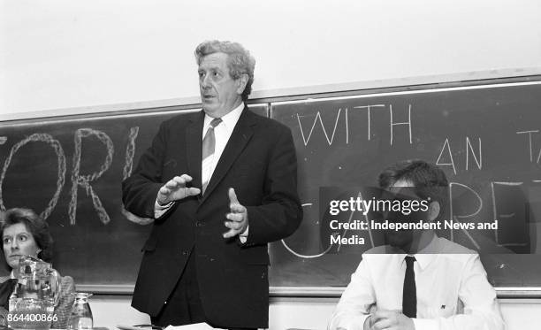 An Taoiseach Garret Fitzgerald pictured at the Open Forum Meeting, where he was a guest speaker, at Trinity College, circa October 1985. .