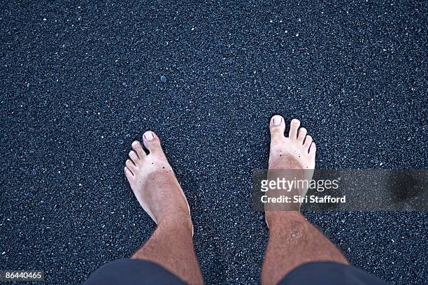 barefeet with sandal tan on black sand beach - marque de bronzage photos et images de collection