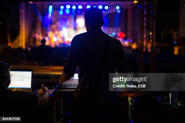 técnico de sonido en el festival de música - prueba de sonido fotografías e imágenes de stock