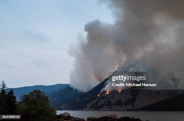 eagle creek fire - eagle creek trail stockfoto's en -beelden