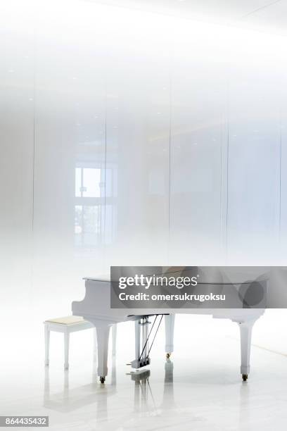 grote witte piano in wit interieur, griekenland - keyboard white stockfoto's en -beelden