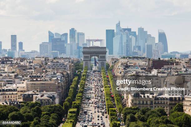 la defense business district - avenue des champs élysées stockfoto's en -beelden
